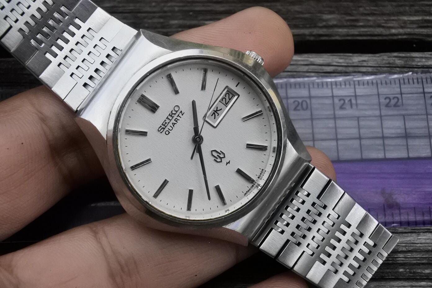 Vintage Seiko 0840 8040 Textured Dial Men Quartz Watch Japan Round