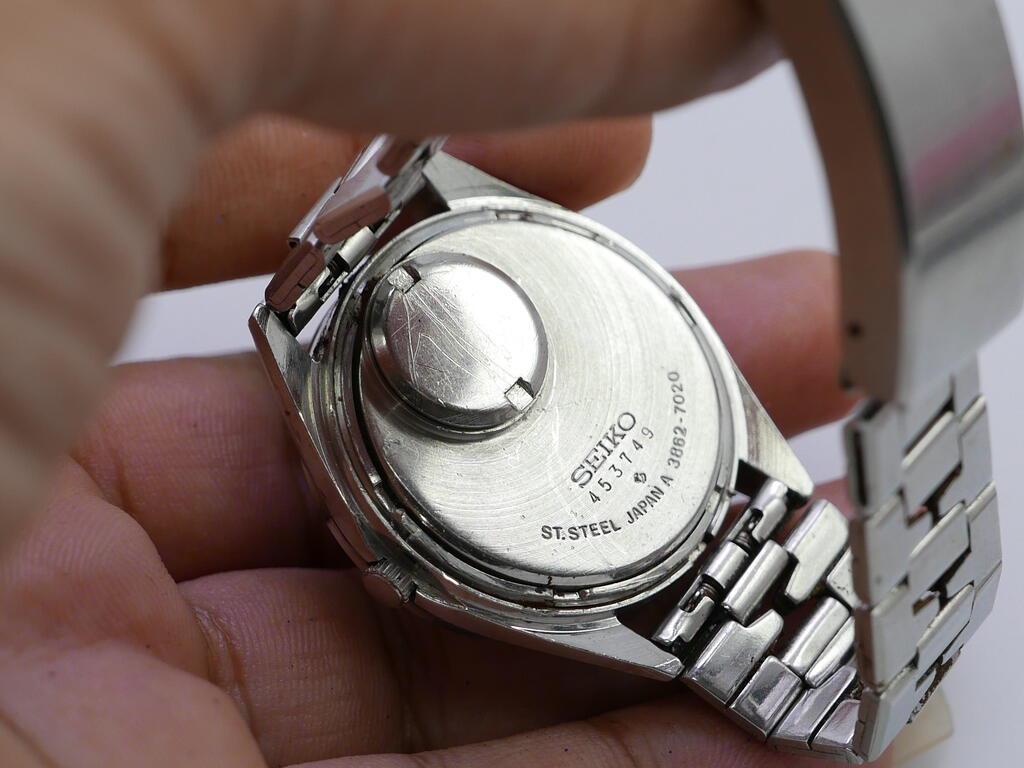 Vintage Seiko QR 3862 7020 White Dial Men Quartz Watch Japan Round