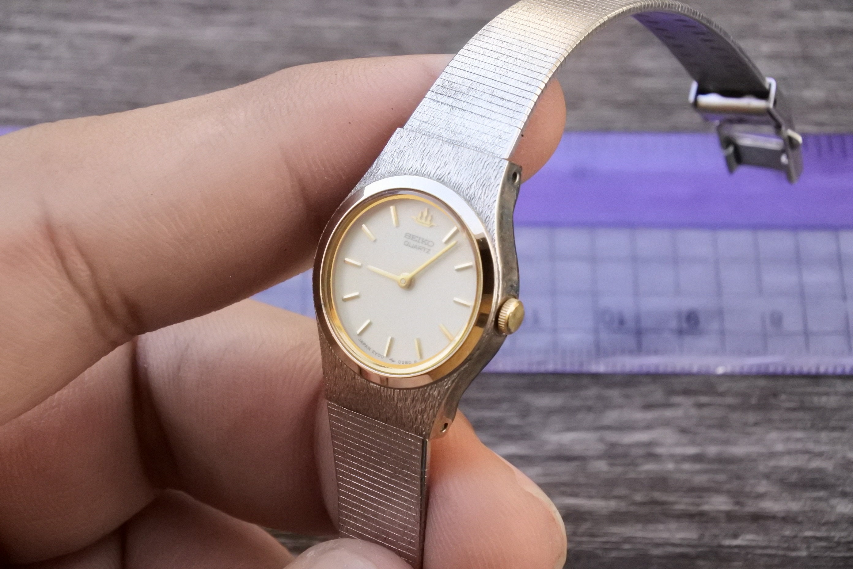 Vintage Seiko Galaxy 2Y00 0310 Tiny Lady Quartz Watch Japan Round