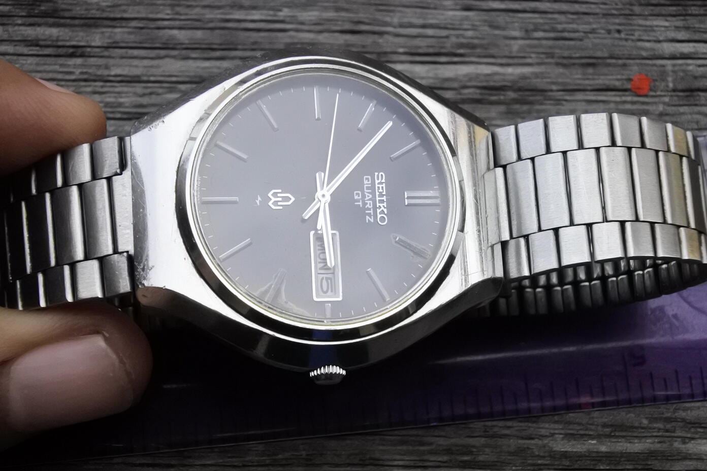 Vintage Seiko QT 0823 8010 Black Dial Men Quartz Watch Japan Round