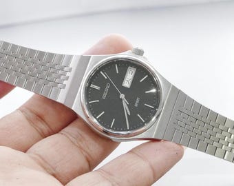 時計 SEIKO SPIRIT 7N48-7A10 MENS QUARTZ Vintage 1980s Seiko Spirit Men's Wrist-Watch Ref # 7N48-7A10