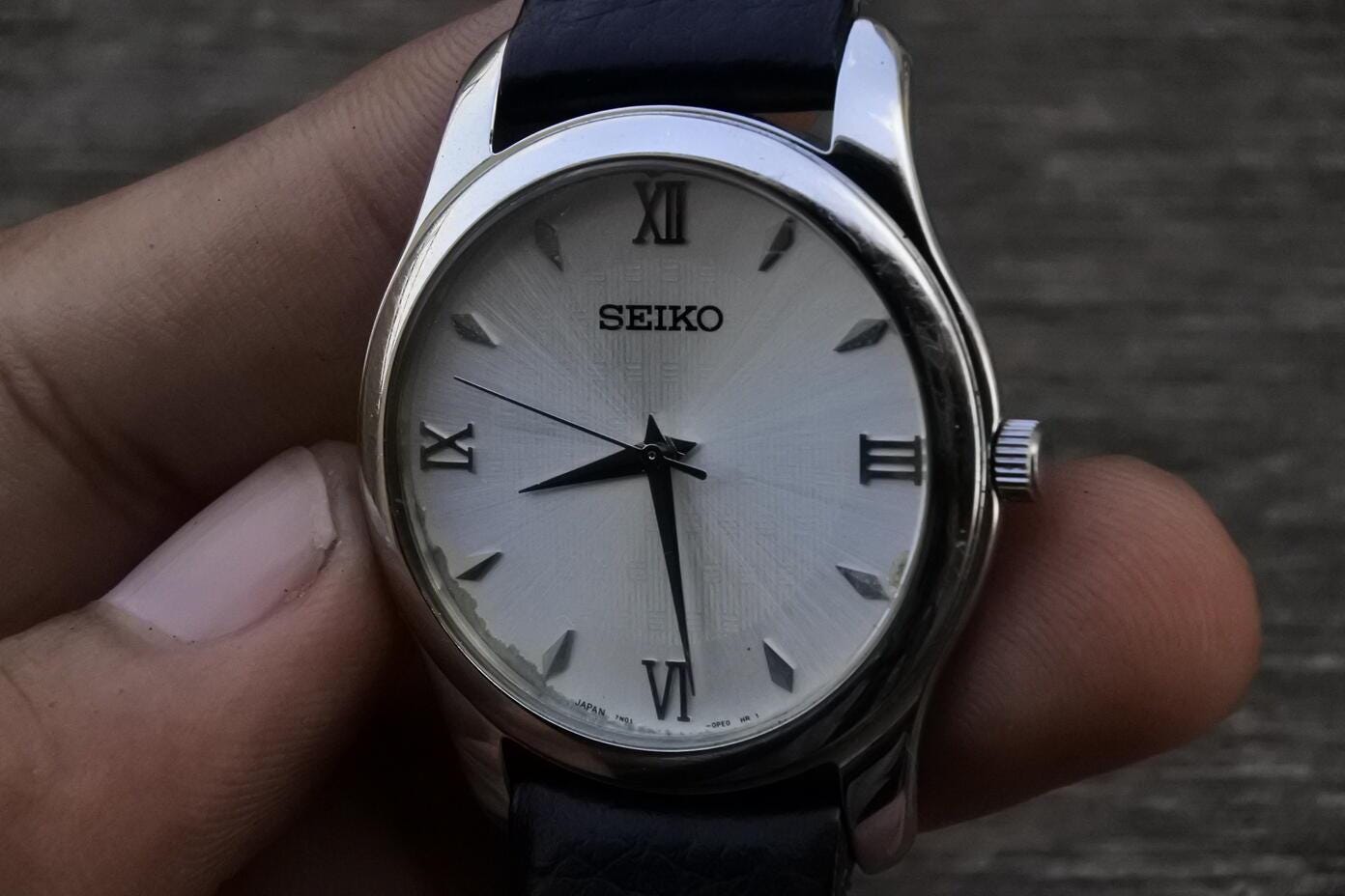 Vintage Seiko 7N01 0DE0 White Dial Men Quartz Watch Japan Round 