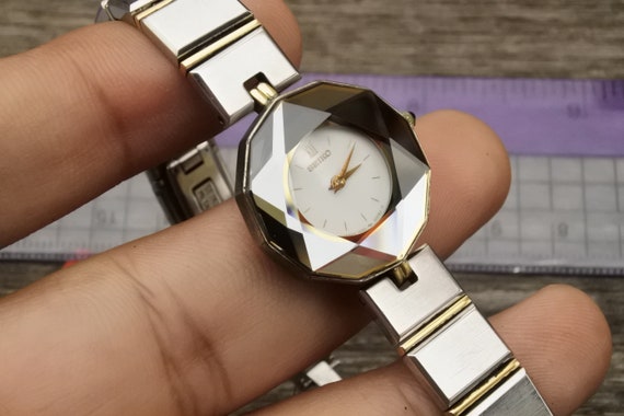 Vintage Seiko 1E20 0D70 White Dial Lady Quartz Watch Japan