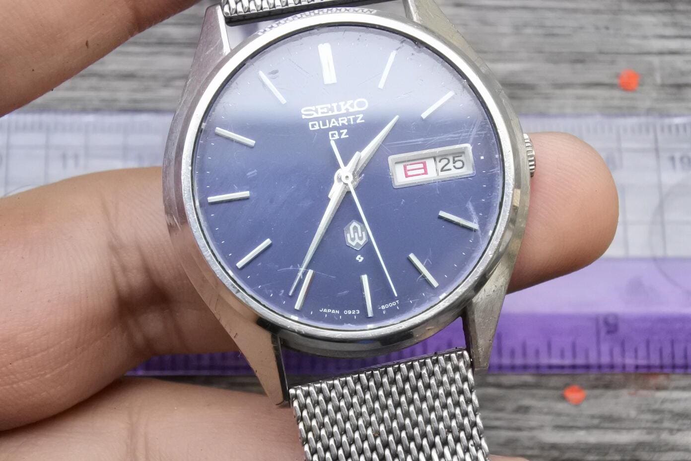 Vintage Seiko QZ 0923 8000 Blue Dial Men Quartz Watch Japan Round