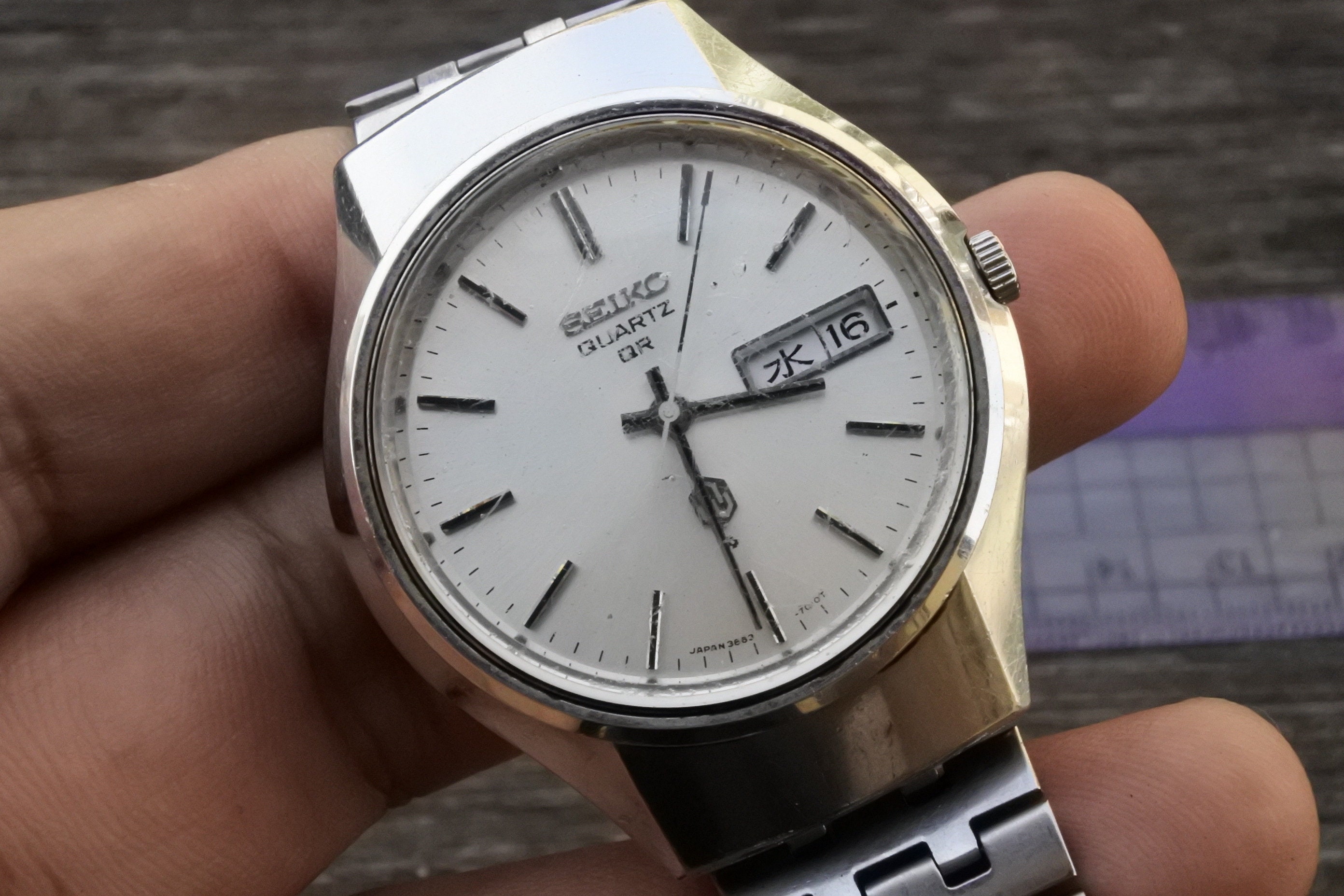 Vintage Seiko QR 3863 7010 White Dial Men Quartz Watch Japan