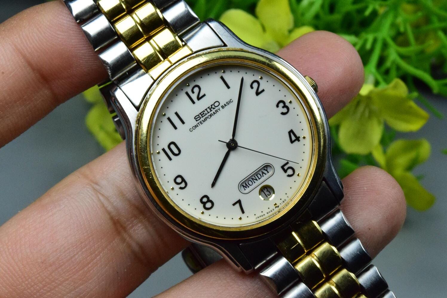 Vintage Seiko Contemporary Basic 5H23 7080 White Dial Men Quartz