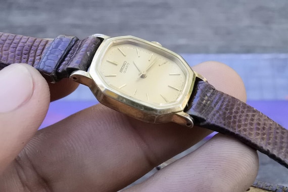 Vintage Seiko Gold Plated 1421 5040 Black Dial Lady Quartz  display picture 1
