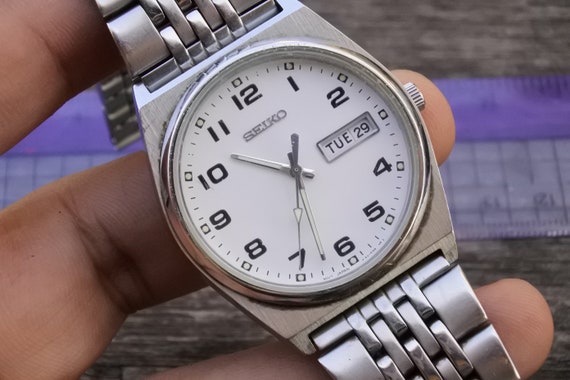 Vintage Seiko V743 9020 White Dial Men Quartz Watch Japan Round