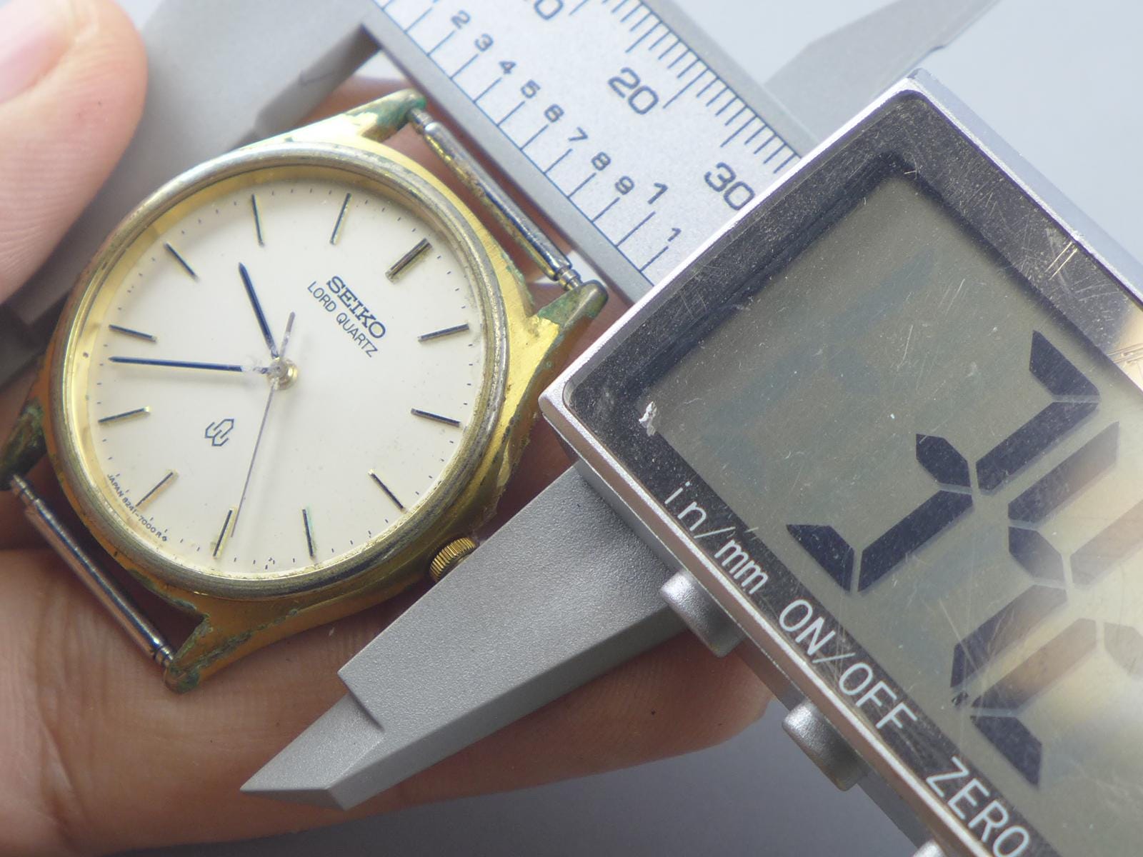 Vintage Seiko Lord Quartz 8241 7000 White Dial Men Quartz Watch