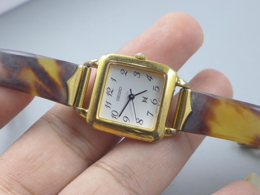 セイコー古時計 Vintage Seiko 1F21 5020 White Dial Lady Quartz Watch Japan JDM
