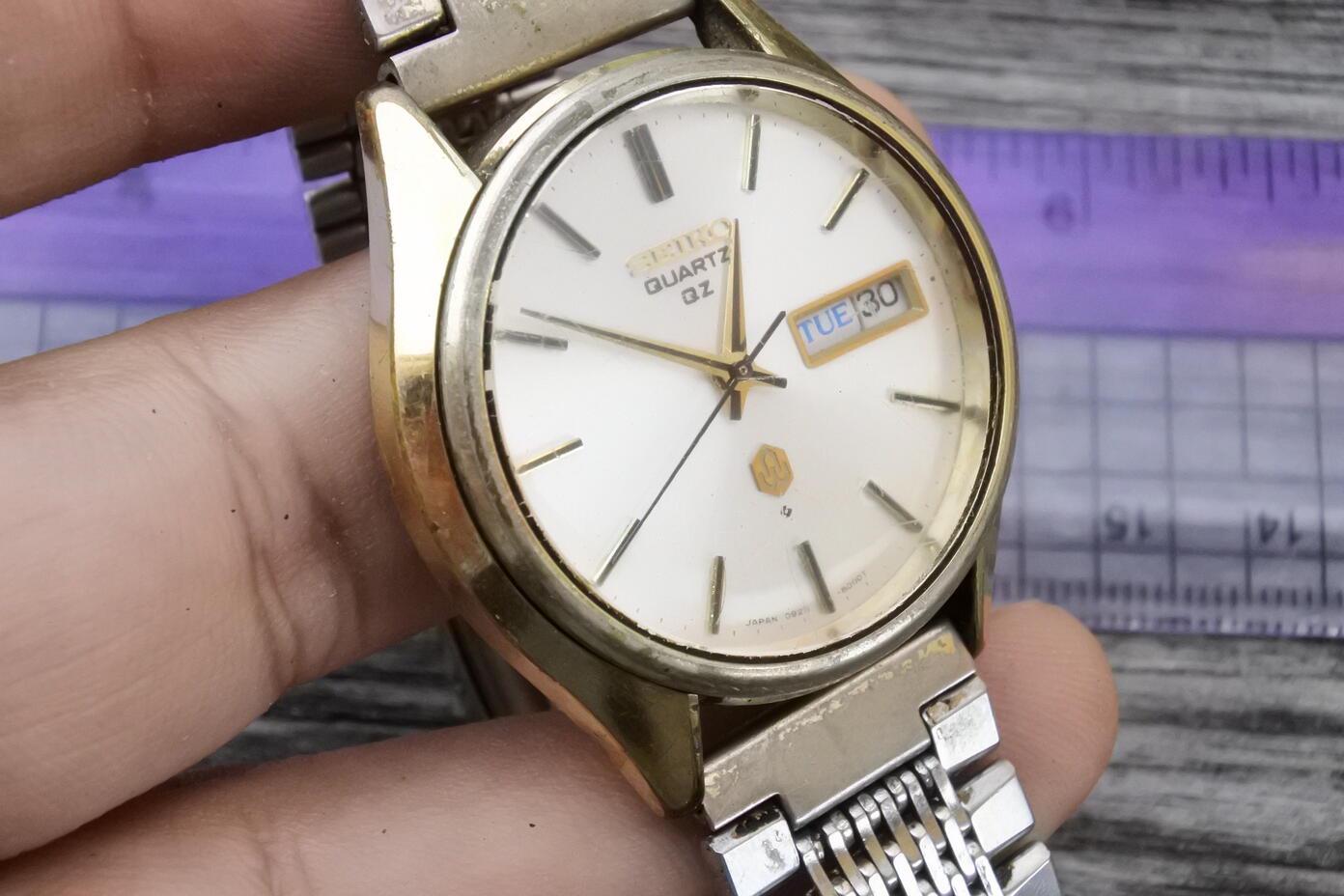 Vintage Seiko QZ 0923 8000 Silver Dial Men Quartz Watch Japan