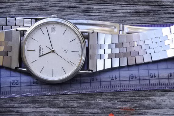 Vintage Seiko 5932 7020 White Dial Men Quartz Watch Japan Round