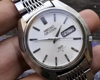 Vintage Seiko Actus SS 6106 8460 White Dial Men Automatic Watch Japan 39mm not working need to be serviced only move for 20s and stop