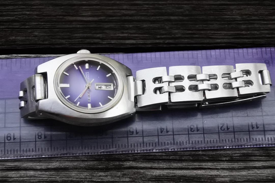 新品電池 SEIKO SCUBA 250M レディース 青文字盤 チタニウム Vintage Seiko 2206 7070 Blue Dial Lady Automatic Japan Oval Shape