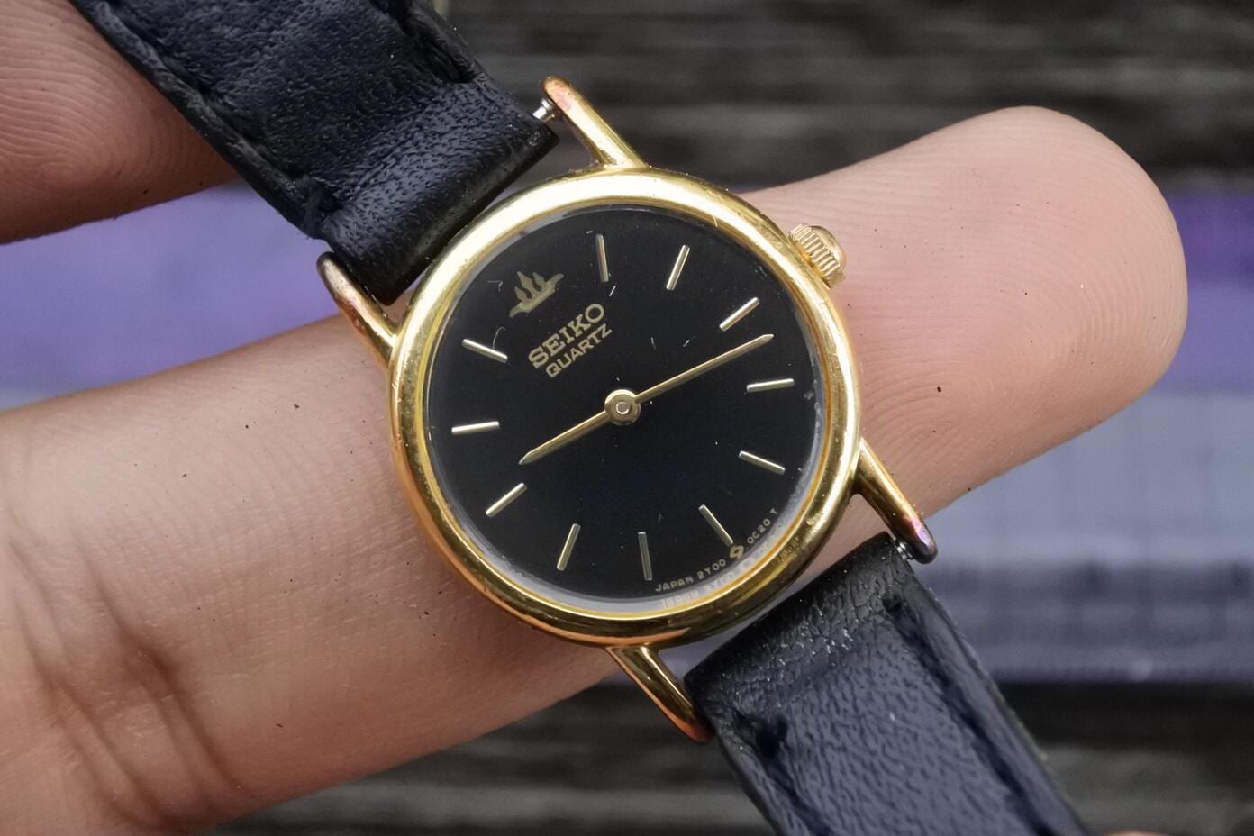 Vintage Tiny Seiko 2Y00 0A10 Black Dial Lady Quartz Watch