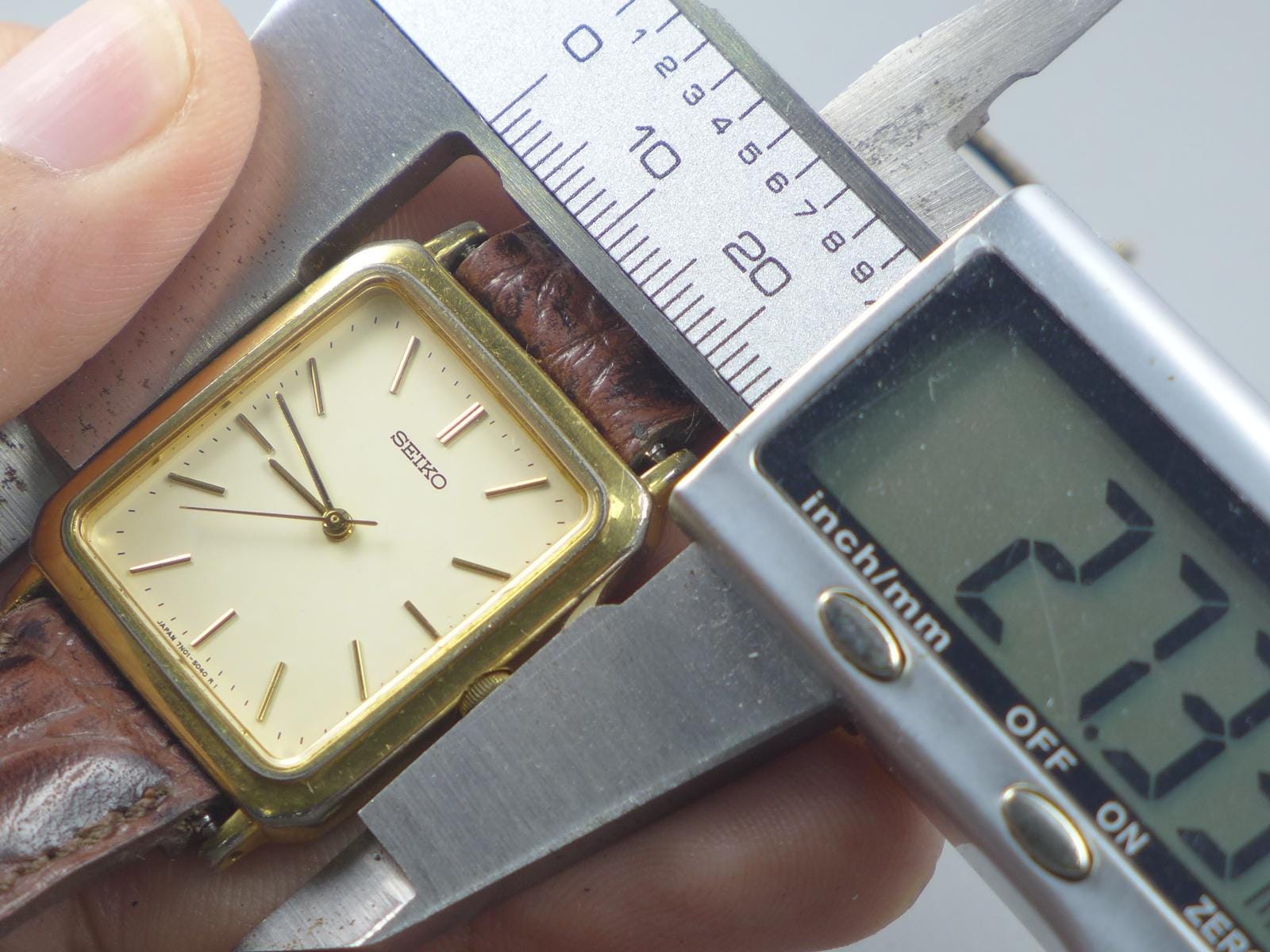 ✨SEIKO✨セイコー✨クォーツ✨7N01-6B20✨ゴールド文字盤✨腕時計✨ ヴィンテージ セイコー 7N01 5020 イエロー文字盤 ユニセックス