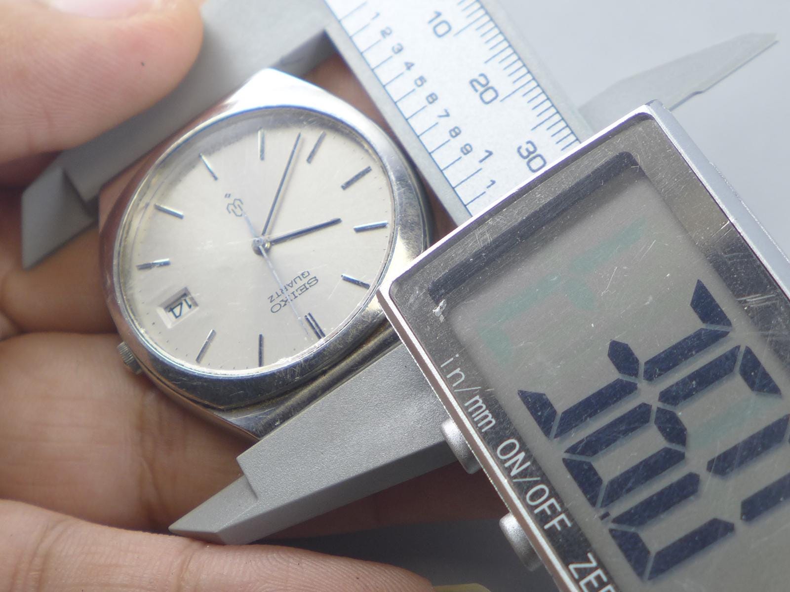 Vintage Seiko 4122 8000 Gray Dial Men Quartz Watch Japan JDM Round