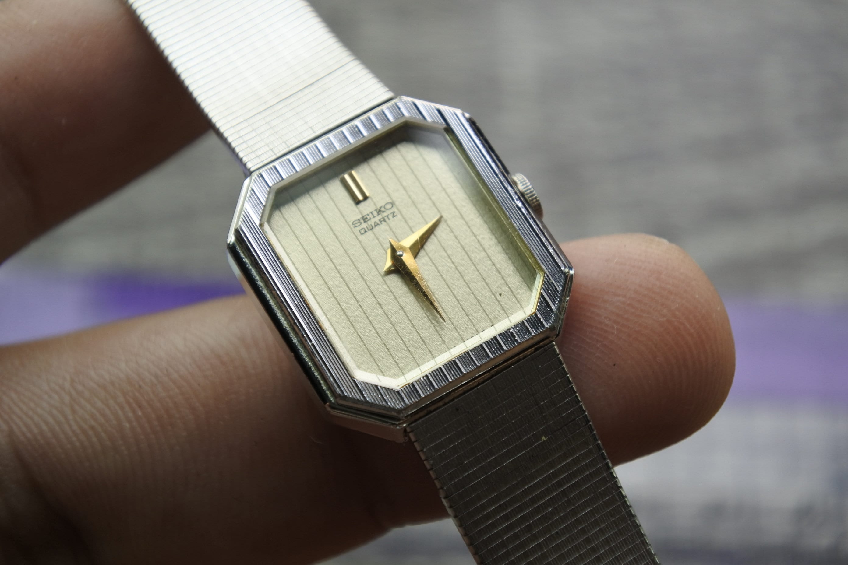 Vintage Seiko Gold Plated 1400 7140 Textured Dial Lady Quartz
