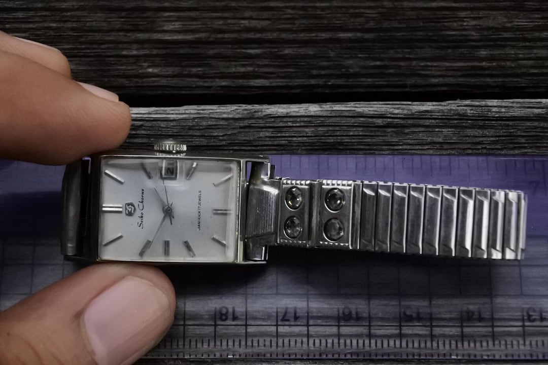 SEIKO 時計 Vintage Seiko Chorus 2107 3110 Silver Dial Lady Hand Winding