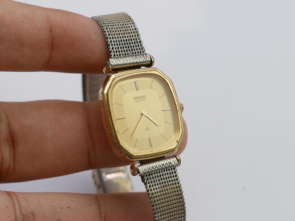 Vintage Seiko Gold Plated 2320 5590 Yellow Dial Lady Quartz Watch Vintage Seiko Gold Plated 2320 5590 Yellow Dial Lady Quartz Watch