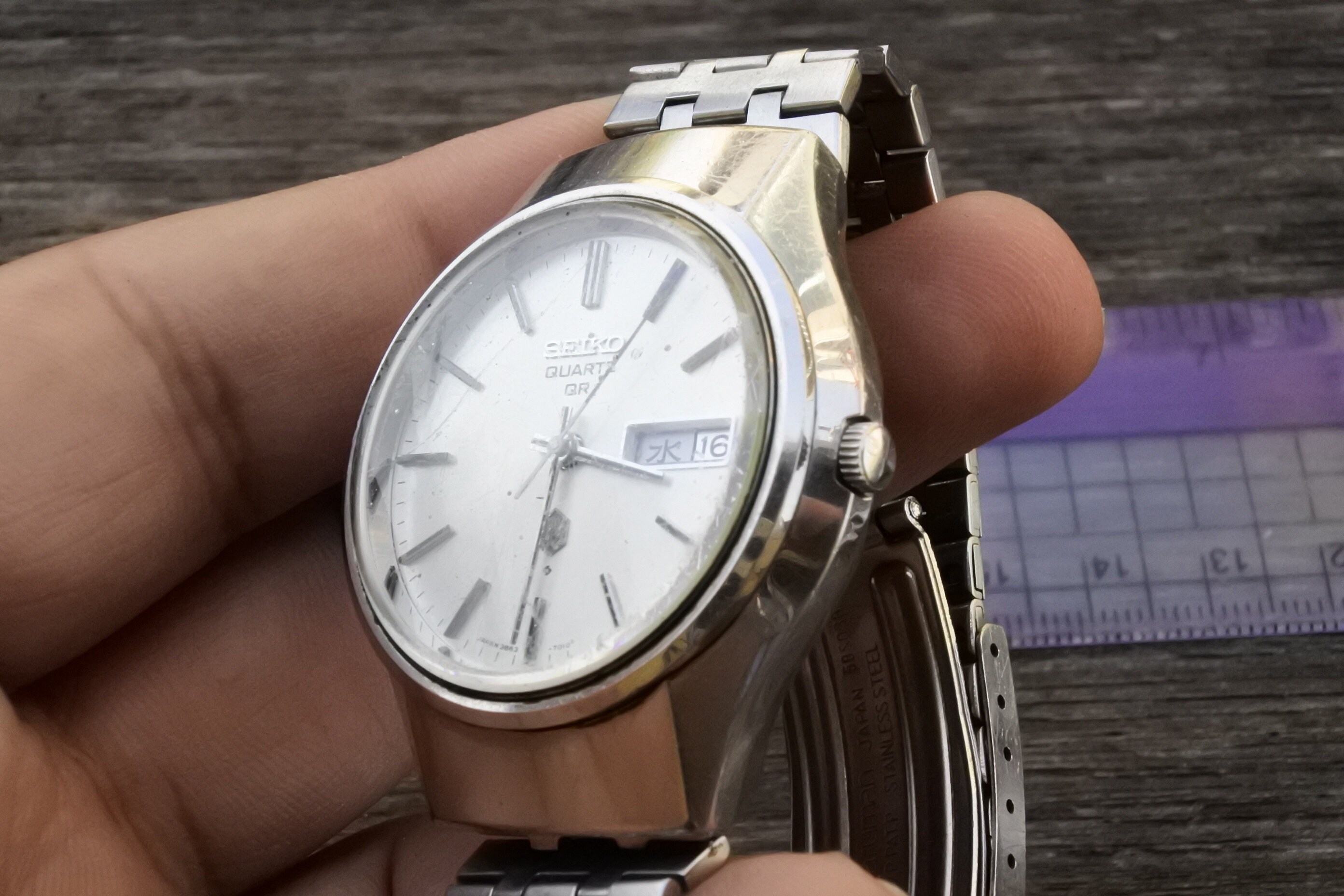 Vintage Seiko QR 3863 7010 White Dial Men Quartz Watch Japan Round
