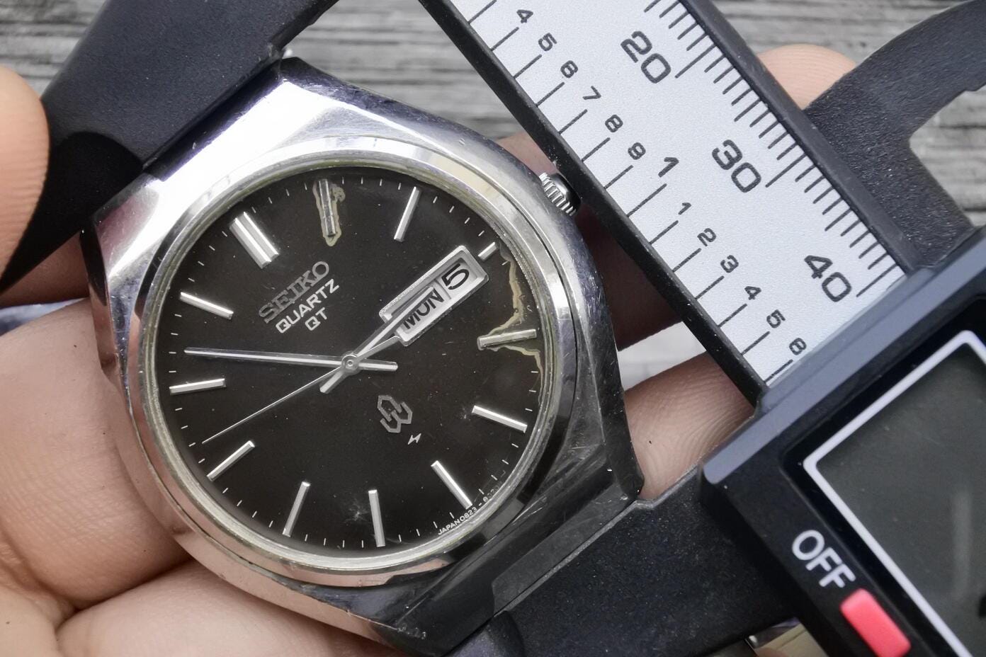 Vintage Seiko QT 0823 8010 Black Dial Men Quartz Watch Japan Round