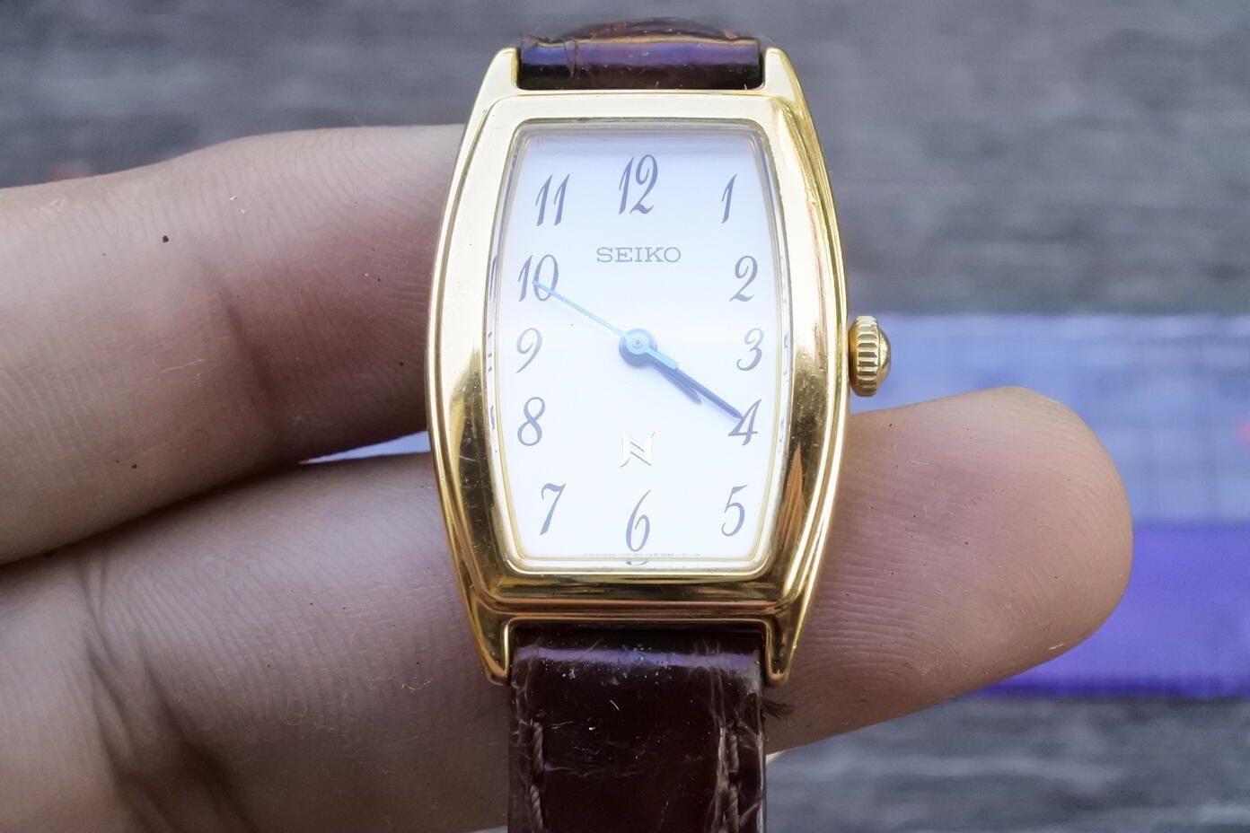 稼働】SEIKO セイコー クオーツ 1F21-5C10 ノイエ アイボリー Vintage