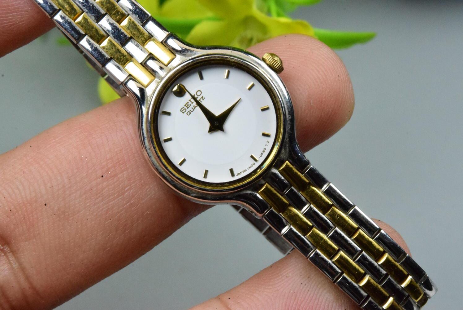 Vintage Seiko 1N00 0B30 White Dial Lady Quartz Integrated Bracelet