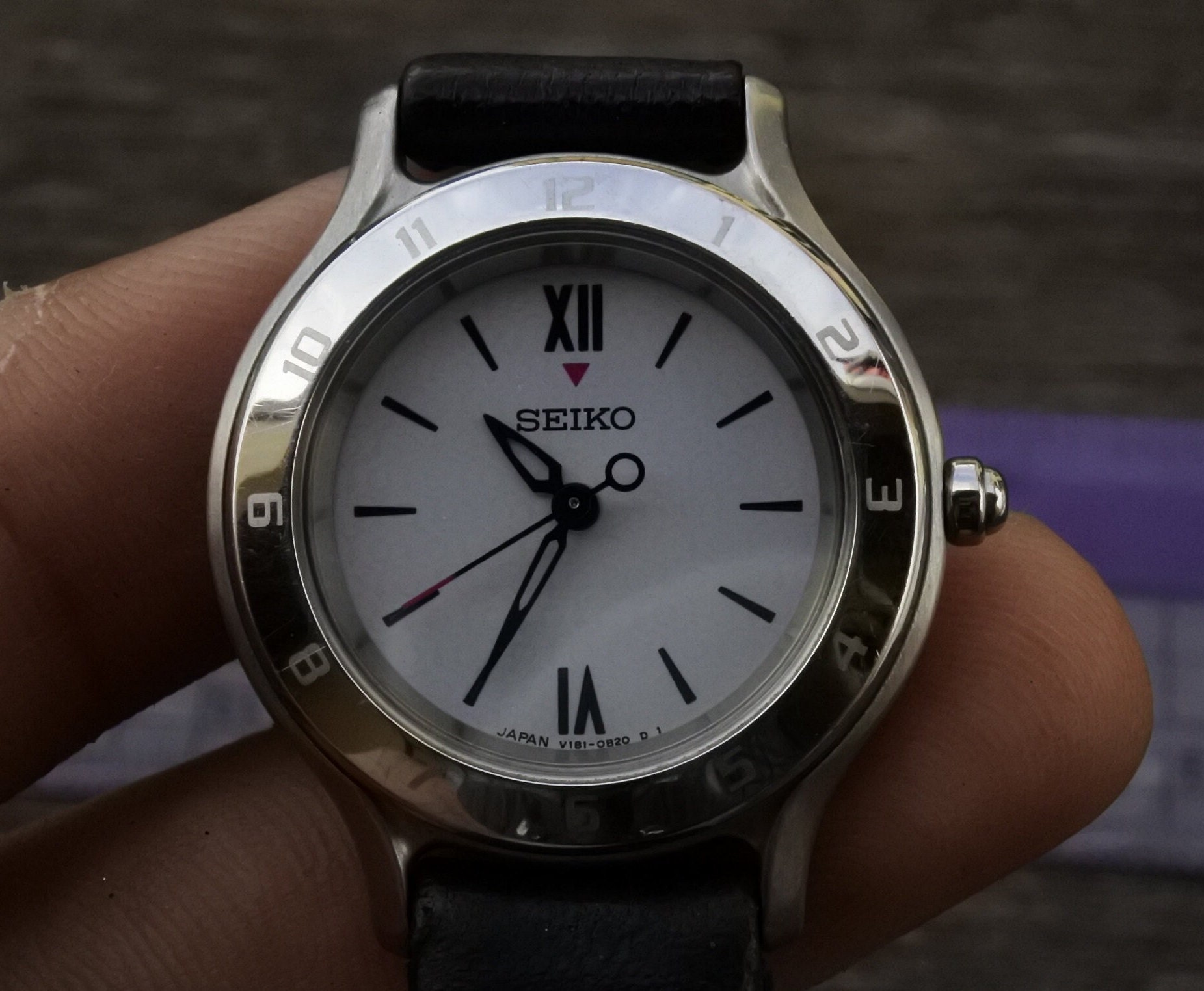 Vintage Seiko V181 0A40 White Dial Lady Quartz Watch Japan Round 