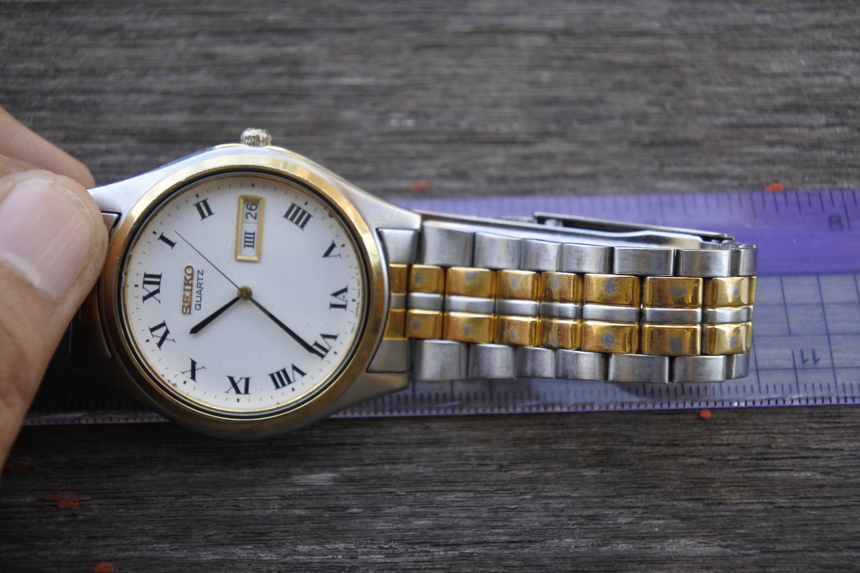 Vintage Seiko 7N43 9041 Roman Numeric Dial Men Quartz Wristwatch 