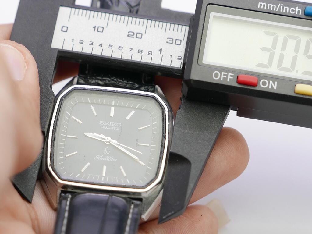 Vintage Seiko Silverwave 8221 500A Black Dial Men Quartz Watch