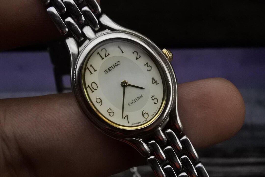SEIKO EXCEINE シェル文字盤1F20-6H00 クォーツ 腕時計 Vintage Seiko Exceline 1F20 6H00 Integrated Bracelet Lady