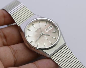 ✨SEIKO✨セイコー✨5856-8020✨キングクォーツ✨デイト✨腕時計✨ Vintage Seiko King Quartz 5856 8020 Textured Dial Men Quartz Watch