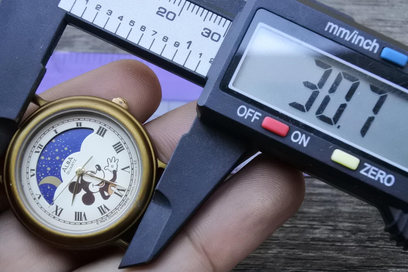 Vintage Alba Micky Mouse V535 6A10 Sun Moon Unisex Quartz Watch