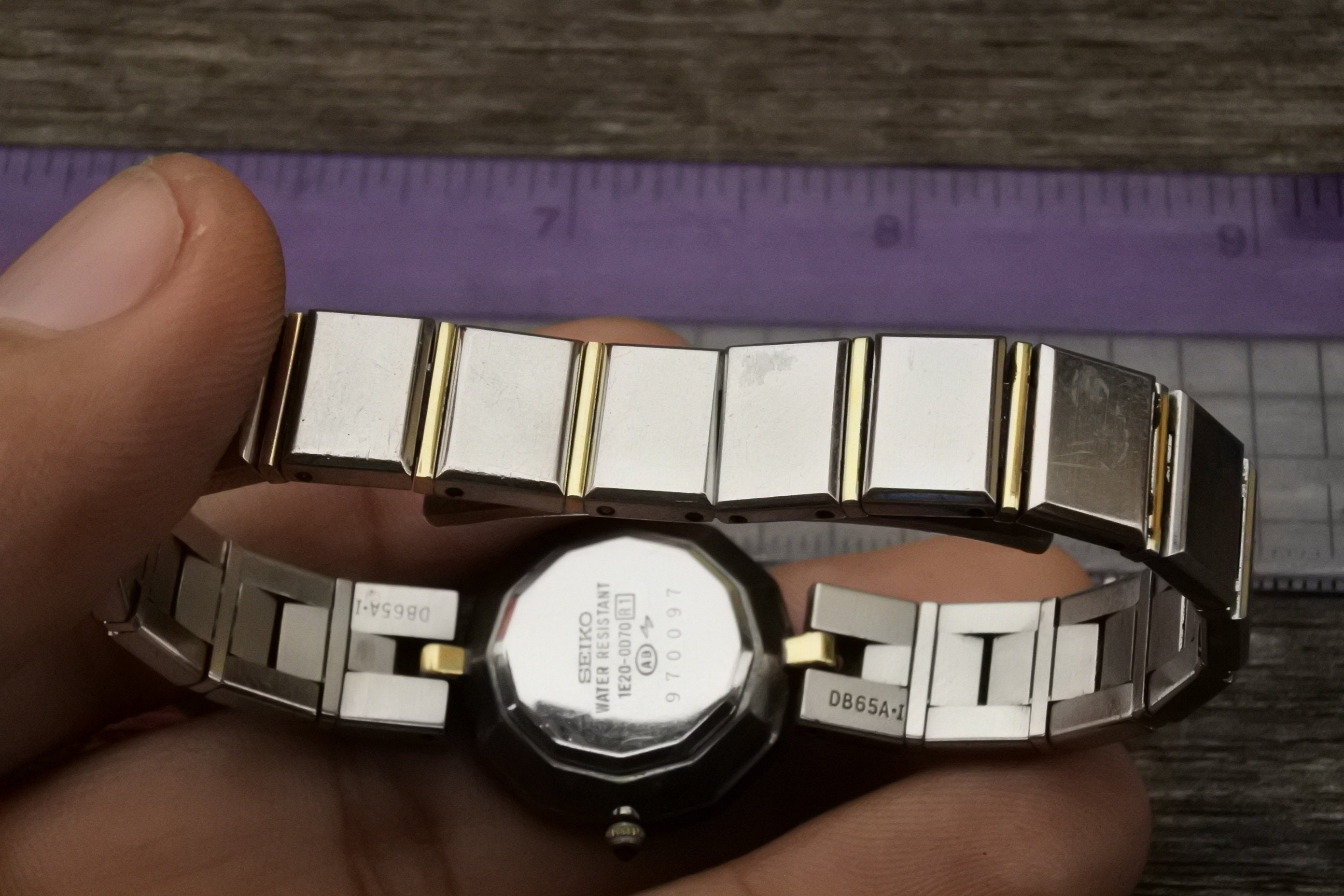 Vintage Seiko 1E20 0D70 White Dial Lady Quartz Watch Japan