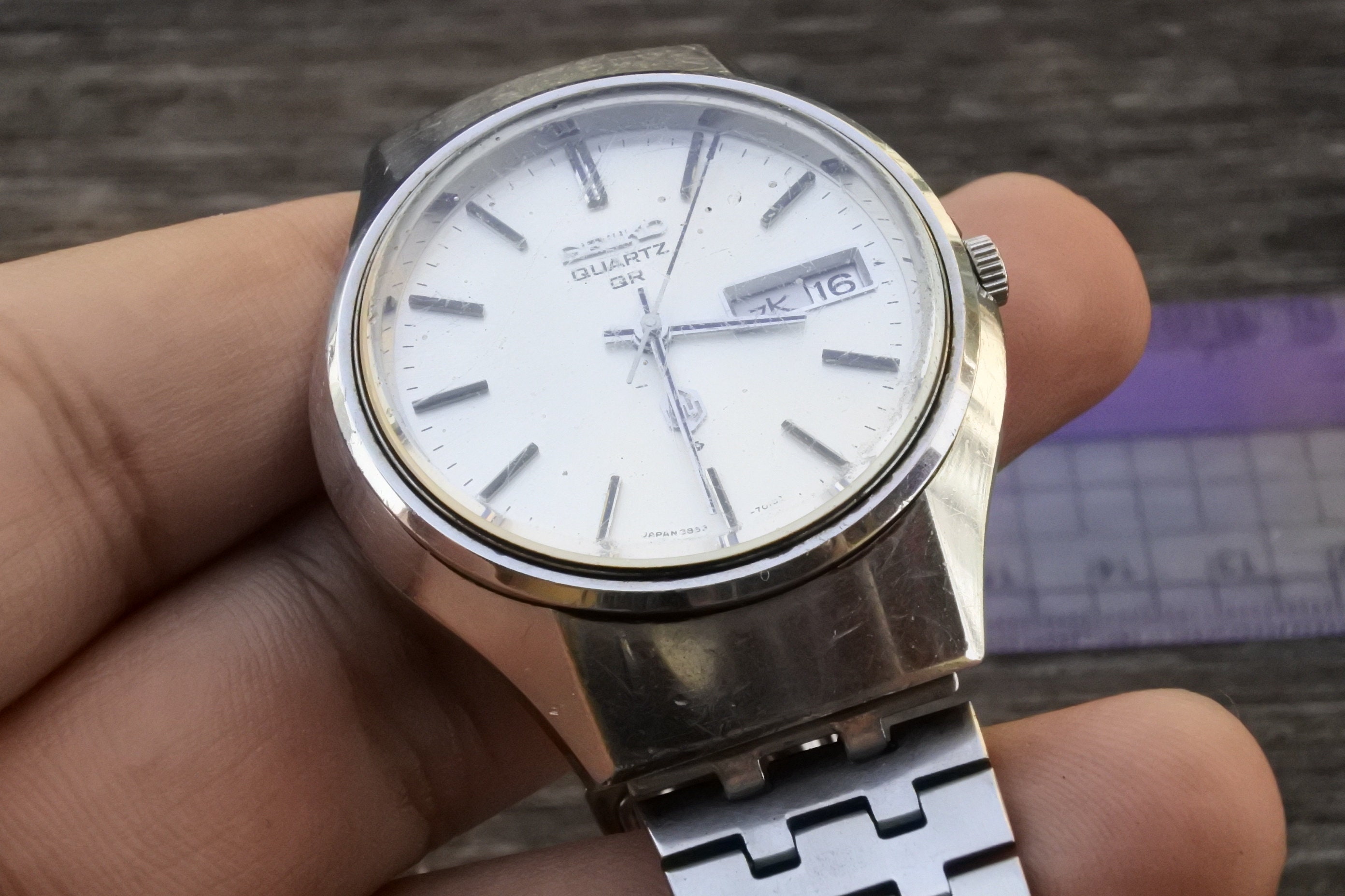 Vintage Seiko QR 3863 7010 White Dial Men Quartz Watch Japan
