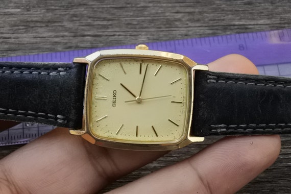 ✨SEIKO✨セイコー✨ゴールド文字盤✨7N01-5A40✨クォーツ✨腕時計✨ Vintage Seiko 7N01 5A30 Yellow Dial Men Quartz Watch Japan Square