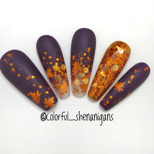 Presse de feuilles pailletées d'automne violet foncé et orange sur les ongles, appuyez sur les ongles avec de l'art, colle sur les ongles, faux ongles, appuyez sur les ongles avec un design