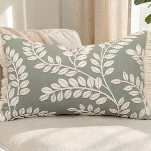 Capa de almofada lombar 12x20 com bordado botânico feito à mão - Decoração perfeita para sofá, poltrona e quarto.