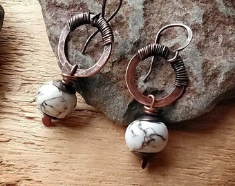 Primitive rustic ethnic tribal earrings hammered copper and polymer clay pearl ceramic effect Raku black and white marbled, made in france