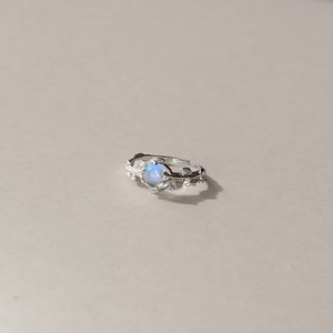 Bague pierre de lune arc-en-ciel. Bague pierre de lune en argent sterling. Bague feuille de pierre de lune. Bague empilable en pierre de lune. Bijoux faits main. Cadeau pour elle.