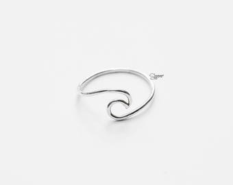 925 Sterling Silber gewellter Ring, zierlicher Ring, minimalistischer Ring, gestapelter Ring, einfacher Ring, Basisring, gewellter Bandring - schimmerndes Silber