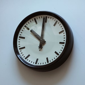 32cm vintage industrial/factory/school clock Pragotron from 60s AA battery
