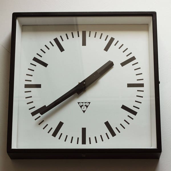 horloge murale industrielle en métal vintage des années 70/80 fabriquée en Tchécoslovaquie, pile AA remise à neuf, revêtement noir mat