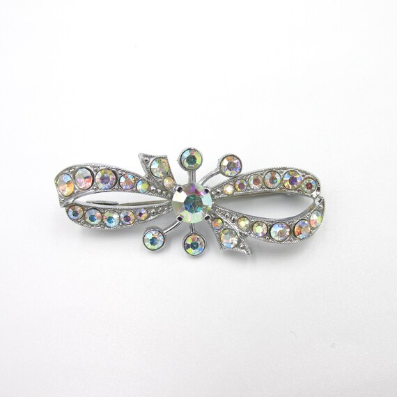 Vintage knot brooch in chrome metal and rainbow-c… - image 1