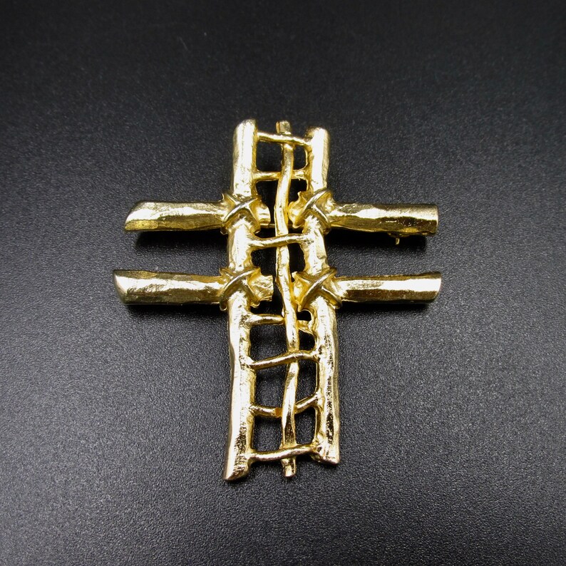 Very beautiful cross brooch open and signed Guy Laroche in gold-colored metal vintage couture jewelry
