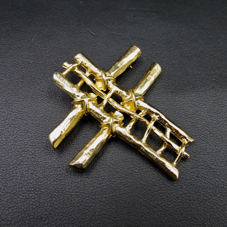 Very beautiful cross brooch open and signed Guy Laroche in gold-colored metal vintage couture jewelry