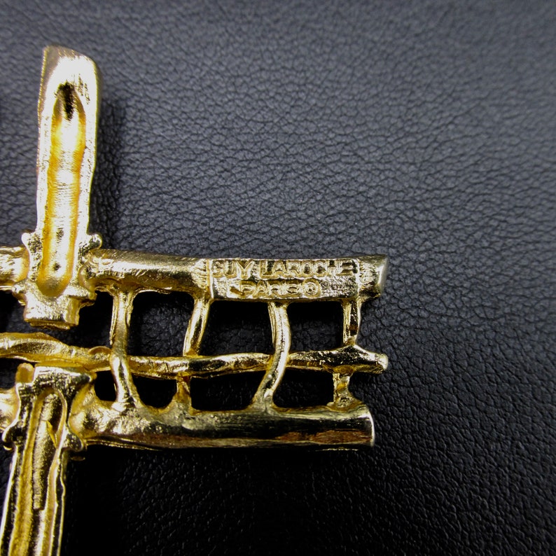 Very beautiful cross brooch open and signed Guy Laroche in gold-colored metal vintage couture jewelry