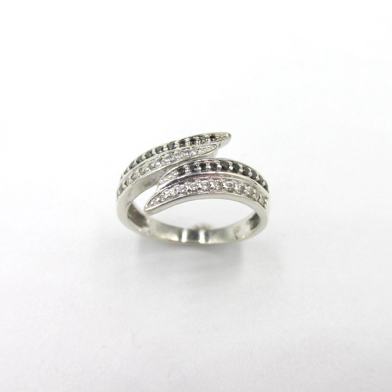Silver woman ring 925 black and white stones size 52