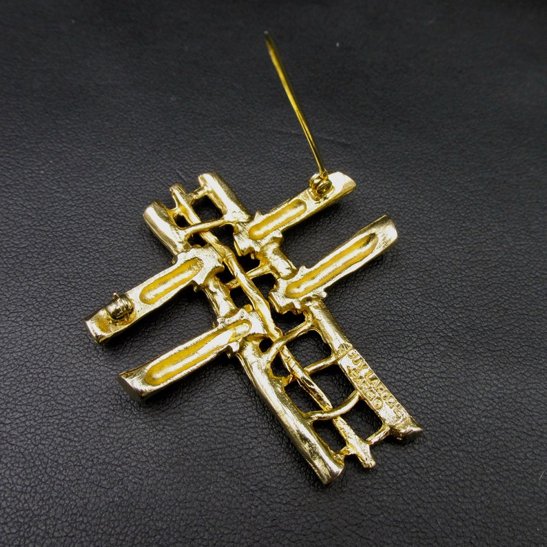 Very beautiful cross brooch open and signed Guy Laroche in gold-colored metal vintage couture jewelry